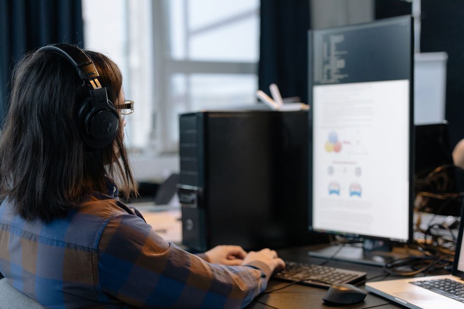 Consultant DT IMMO présentant les résultats